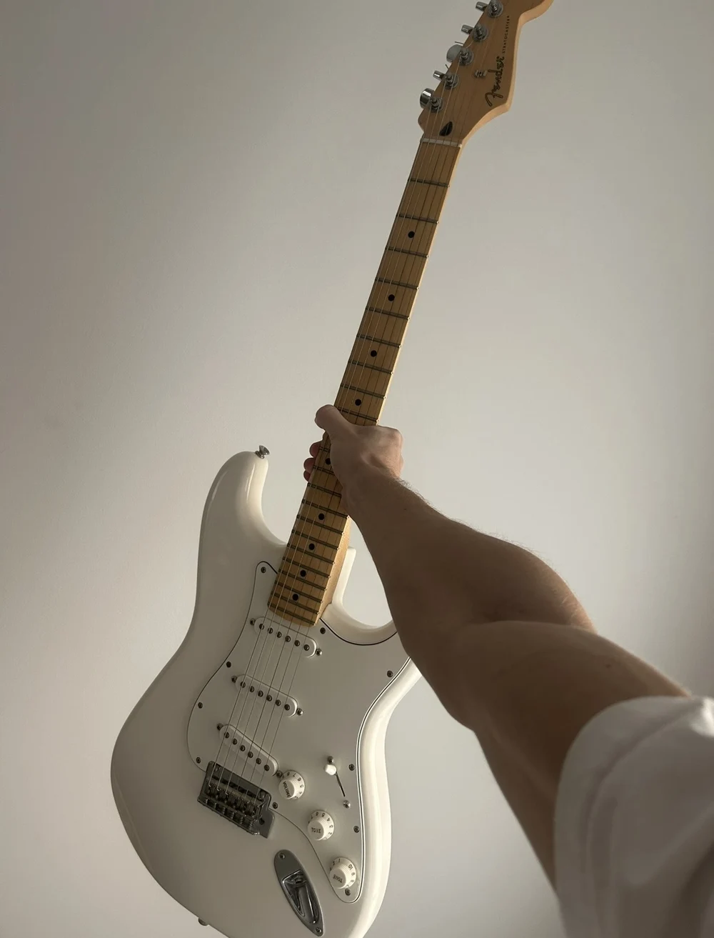 Elaye holding the white Fender Strat offered in the Lifetime giveaway